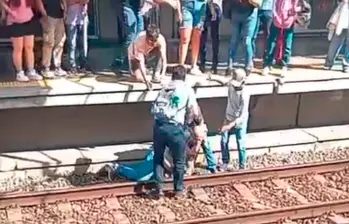 Las personas que estaban esperando el metro en la estación San Antonio, línea A, lograron rescatar al hombre que se desplomó sobre los rieles del sistema. FOTO: TOMADA DE VIDEO Las personas que estaban esperando el metro en la estación San Antonio, línea A, lograron rescatar al hombre que se desplomó sobre los rieles del sistema. FOTO: TOMADA DE VIDEO