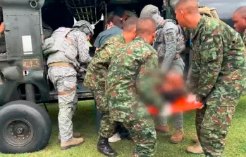 En helicóptero transportaron a los tres lesionados de los combates en los Llanos de Musinga, de Frontino, para ser trasladados a centros asistenciales de Medellín. FOTO: CORTESÍA CUARTA BRIGADA