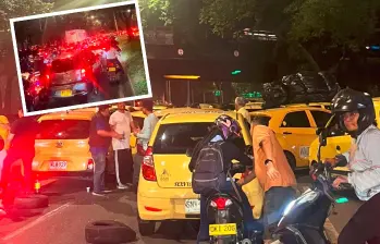 Los taxistas bloquearon la calzada derecha de la avenida Regional, a la altura del puente Horacio Toro, lo que llevó a una grave afectación vial de quienes viajan para el norte metropolitano. FOTOS: JOHAN GARCÍA BLANDÓN Los taxistas bloquearon la calzada derecha de la avenida Regional, a la altura del puente Horacio Toro, lo que llevó a una grave afectación vial de quienes viajan para el norte metropolitano. FOTOS: JOHAN GARCÍA BLANDÓN