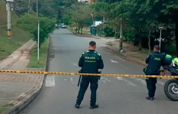 Las autoridades cerraron la vía por cerca de 45 minutos, mientras comprobaban el contenido de la maleta que dejaron abandonada en la Loma de los Bernal. FOTO: Cortesía