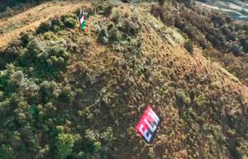 Esta fue la bandera del grupo armado que ubicaron en la periferia de San Antonio de Prado. Se investigó la presencia de algún elemento explosivo. FOTO: CORTESÍA