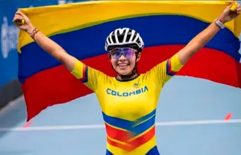 Gabriela Rueda celebra una de las tres medallas de oro que ganó en los Juegos Mundiales. FOTO CORTESÍA FEDEPATIN 