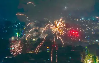 Uno de los motivos por los que utilizan pólvora en esta época es porque esta práctica se ha consolidado como una tradición cultural para algunas personas. FOTO: Juan A. Sánchez