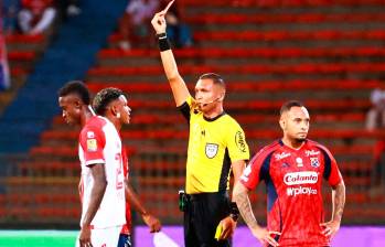 El juez central del partido, Álvaro Meléndez, expulsó al futbolista Brayan León Muñiz en el duelo contra Santa Fe, válido por los octavos de final de la Copa Betplay. FOTO: MANUEL SALDARRIAGA