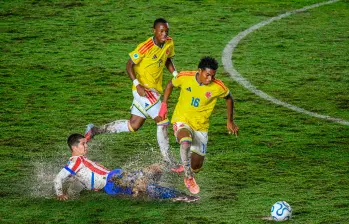 En una cancha muy difícil por la lluvia y el pantano, Colombia logró imponerse 2-0 a Paraguay y así festejar su cupo al Mundial. Ahora irá por el título del certamen y jugará la semifinal ante Brasil. FOTO fcf