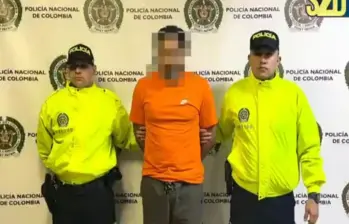 Alias “Amaury” durante su detención por agentes de la Policía en Medellín. FOTO: imgen tomada de redes.