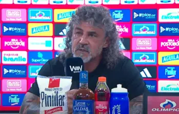 Leonel Álvarez en la rueda de prensa destacó el trabajo de sus jugadores y se mostró molesto por el arbitraje y la ausencia del VAR en el segundo tiempo. Foto: Captura de video 