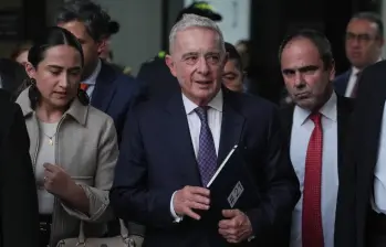 El Tribunal Superior revocó la detención domiciliaria de Álvaro Uribe. FOTO: AFP