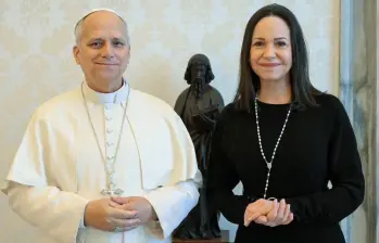 El papa León XIV y la líder opositora María Corina Machado se reunieron en el Vaticano este 12 de enero de 2026. FOTO: Vaticano