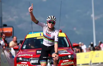 Pogačar recuperó la camiseta amarilla de líder que había portado luego de ganar la primer etapa del Dauphiné. FOTO: AFP