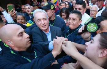 La primera estación de Álvaro Uribe fue en la Tienda Tocayo, donde tomó tinto y pronunció sus primeras palabras. FOTO: MANUEL SALDARRIAGA