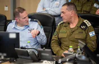 Las Fuerzas de Defensa de Israel (FDI) supervisando los ataques contra Irán. El ministro de Defensa israelí, Israel Katz, dijo que su país llevó a cabo un "ataque preventivo" contra Irán. FOTO: Xinhua