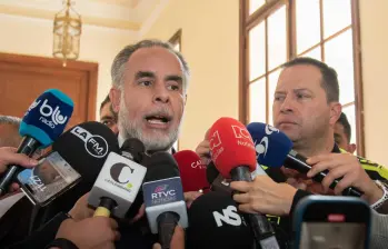 Benedetti (izquierda) y en general Triana (derecha) se comprometieron a reforzar la seguridad de todos los precandidatos con miras a las elecciones de 2026. FOTO: Prensa MinInterior