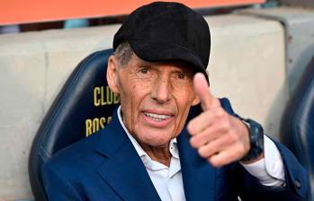 El entrenador Miguel Ángel Russo en su banco durante el juego entre Rosario y Boca Junior. FOTO GETTY