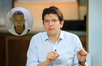 Jhorman David Mora Silva, alias Caleño, fue acusado por su presunta participación en la planeación del crimen del senador Miguel Uribe. Foto: captura de video y El Colombiano.