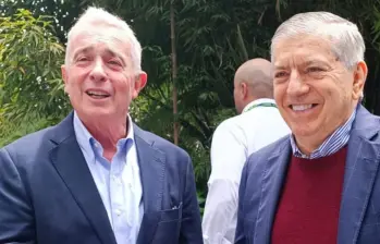 Expresidentes Cesar Gaviria y Álvaro Uribe. Foto: Colprensa Expresidentes Cesar Gaviria y Álvaro Uribe. Foto: Colprensa