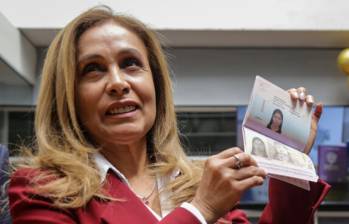 Viviana León ha presentado el nuevo modelo de pasaportes que planteó el gobierno Petro. Foto: Colprensa.