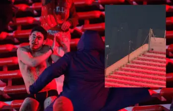 Varios hinchas salieron con heridas y sin ropa del estadio Libertadores de América en Avellaneda. Foto: AFP