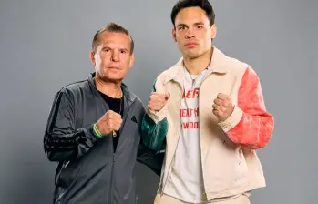 Julio César Chávez, leyenda del boxeo mexicano, y su hijo Julio César Chávez Jr. (derecha en la foto), quien fue deportado este martes a México tras ser capturado el pasado 2 de julio en medio de una redada del ICE en Estados Unidos. FOTO: Tomada de Instagram @jcchavezjr
