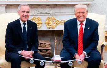 El primer ministro de Canadá, Mark Carney, junto al presidente de Estados Unidos, Donald Trump, en la Casa Blanca. FOTO: Tomada de X @MarkJCarney