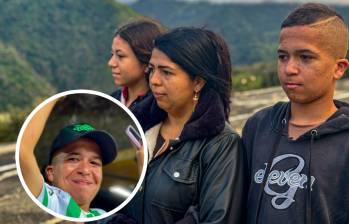 A sus 13 años, este valiente joven de Ituango cumplió el sueño de pisar el camerino de sus ídolos, recibir una camiseta autografiada y sentir el rugido del Atanasio Girardot. FOTO: Cortesía