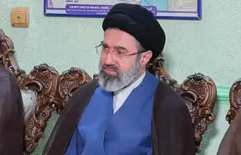 Con el líder supremo incapacitado para hablar y oculto por seguridad, el “ejército ideológico” asume las riendas del régimen. Sobrevivió al ataque que terminó con una era en Irán, pero el precio fue su rostro y su voz. FOTO: AFP