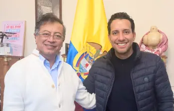 López (derecha) se reunió esta semana con el presidente Petro. Aseguró que durante la charla conversaron “sobre las prioridades de la próxima agenda legislativa”. FOTO: X @Julianlopezte