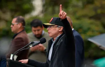 Señala a la extrema derecha, al narcotráfico y a un representante de EE. UU. como parte de una supuesta conspiración para silenciarlo. Sus advertencias, cargadas de dramatismo, han sido calificadas por algunos expertos como infundadas y peligrosas. FOTO: PRESIDENCIA
