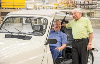 A la izquierda, don José María Acevedo, propietario de Haceb. A la derecha, de camisa clara, don Pedro Bedoya. FOTO: Cortesía Haceb A la izquierda, don José María Acevedo, propietario de Haceb. A la derecha, de camisa clara, don Pedro Bedoya. FOTO: Cortesía Haceb