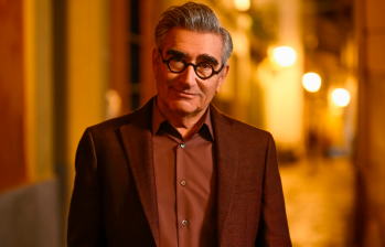 Eugene Levy se embarca ahora en la segunda temporada de este programa de viajes. FOTO Cortesía Apple TV+