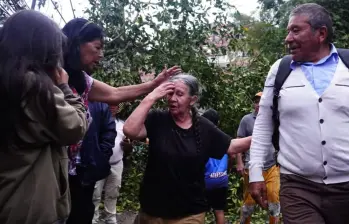 La señora Azucena Vera, de 71 años, quedó atrapada en su vivienda tras la caída de un árbol por las fuertes lluvias en Bucaramanga. FOTO: Colprensa -Vanguardia- Marco Valencia
