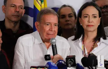 Edmundo González Urrutia (i), candidato presidencial de la coalición opositora denominada Plataforma Unitaria Democrática (PUD), habló junto a María Corina Machado (d), dirigente de la PUD, durante una conferencia de prensa en Caracas, Venezuela, el 29 de julio de 2024. FOTO: Xinhua