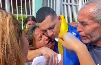 Después de muchos meses y ser acusado sin pruebas, este venezolano luchó, junto a muchos otros, ante las adversidades para sobrevivir en la megacárcel para criminales de El Salvador. FOTO: AFP