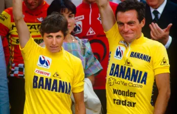 El ciclista francés Bernard Hinault celebra el título del Tour de Francia junto a María Canins, quien fue la ganadora de la edición femenina de la carrera en 1985. FOTO: GETTY