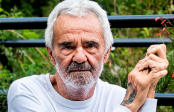 Jorge Alberto Restrepo Gómez también conocido como el Gallero, Tapeto o el poeta de Barbacoas, espera publicar una antología con los textos y poemas que recogen su experiencia en las calles del centro de Medellín. Foto Jaime Pérez. 