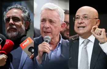 De izquierda a derecha: Armando Benedetti, ministro de Interior; Álvaro Uribe y el ministro de Justicia Eduardo Montealegre. Foto: Colprensa