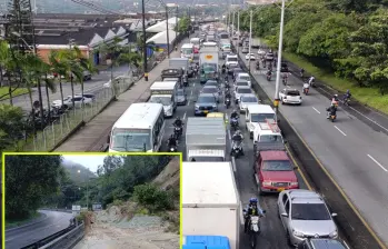 Adelante, el deslizamiento en la Medellín–Bogotá. Atrás, el trancón que ya llegó a Medellín. FOTO: Cortesía y EL COLOMBIANO. 
