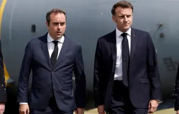 A pesar de haber renunciado el lunes pasado, Emmanuel Macron (derecha) volvió a nombrar a Sébastien Lecornu (izquierda) como primer ministro de Francia. Foto: Getty Images