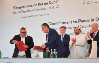 El jefe negociador del Clan del Golfo, Luis Pérez Castañeda (alias Jerónimo); y del Gobierno Álvaro Jiménez Millán. FOTO: Cortesía Presidencia