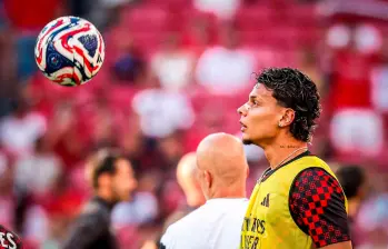Richard Ríos durante el calentamiento con Benfica antes del duelo contra Fernebache, en Lisboa. FOTO TOMADA X@SLBenfica