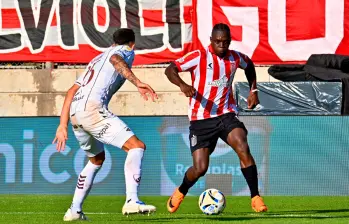 El futbolista colombiano Edwuin Cetré fue una de las figuras del cuadro “pincha” en la consecución de los últimos dos títulos que ganó. Foto: tomada del x de @LigaAFA