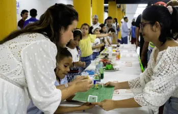 Los mismos alumnos hacen sus modelos y después los discuten con los profesores que llegan desde la Universidad Nacional. FOTO CORTESÍA UNAL