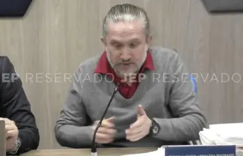 Héctor Albeidis Arboleda Buitrago, más conocido como alias El Enfermero o El Médico, en medio de una audiencia con la JEP, hablando sobre los casos de aborto. FOTO: JEP