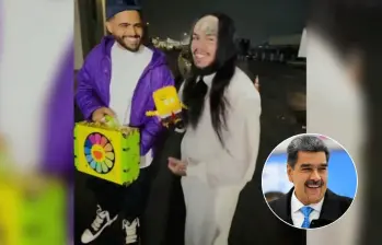 Tekashi 6ix9ine está sosteniendo el peluche de Bob Esponja autografiado por Nicolás Maduro. FOTO: Captura de pantalla
