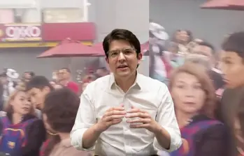 Miguel Uribe Turbay. De fondo, la mujer que habló con el presunto sicario capturado en el atentado. Fotos: Colprensa-captura de video
