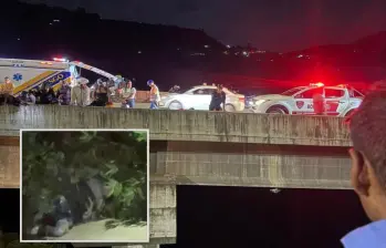 Adelante, el motociclista accidentado junto a una columna del puente. Atrás, altura de la estructura. FOTO: Cortesía Denuncias Antioquia.