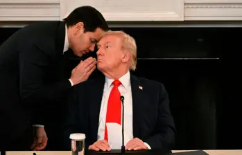El momento en el que Marco Rubio le cuenta a Donald Trump sobre el acuerdo de la primera fase del plan de paz entre Israel y Hamás. FOTO: AFP