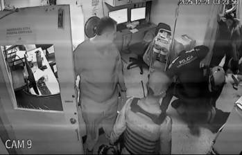 Momento en el que la Policía intervino para reducir a los desadaptados. FOTO: Cortesía