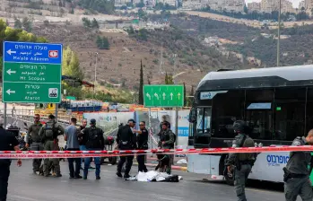 Hombres armados palestinos abrieron fuego en una parada de autobús en Jerusalén. FOTO: AFP