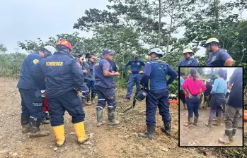 Adelante, campesinos de Dabeiba evacúan un herido de la avenida torrencial que afectó la vereda El Toro Adelante, campesinos de Dabeiba evacúan un herido de la avenida torrencial que afectó la vereda El Toro